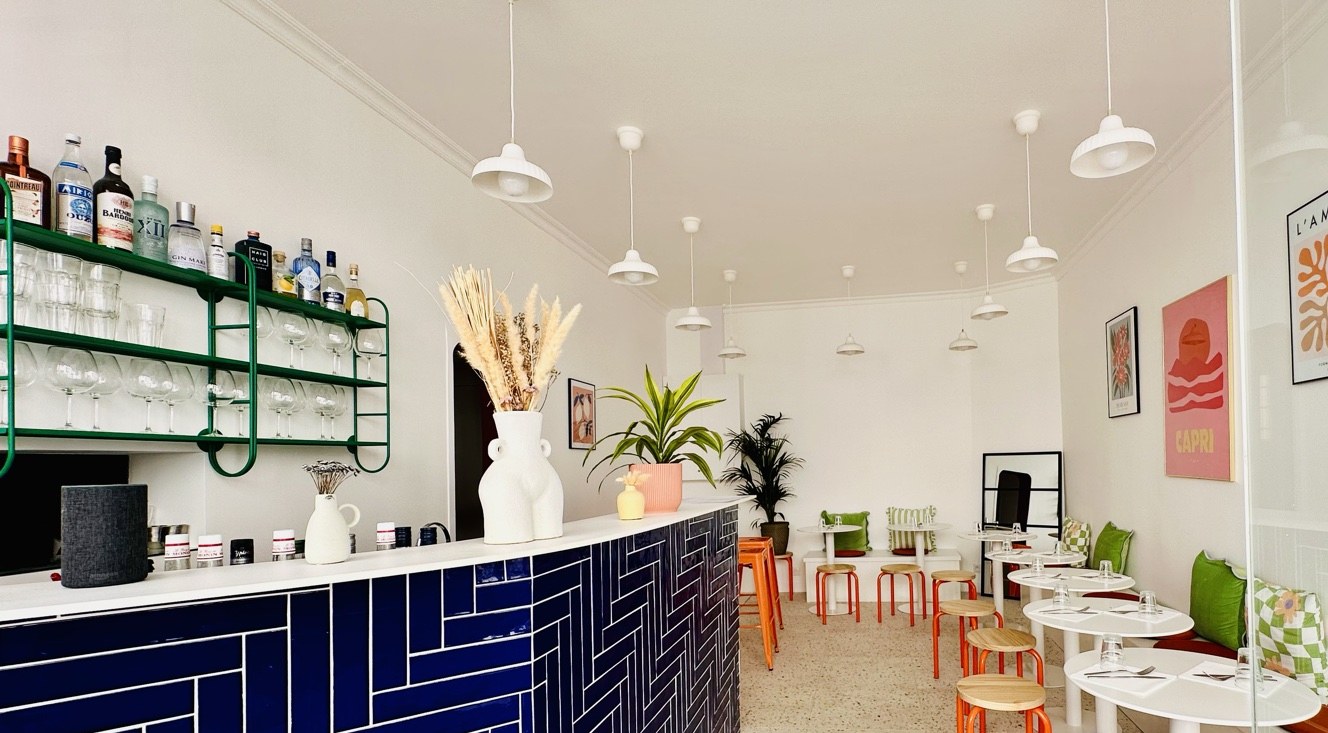 Salle livrée d'un établissement de street food, comptoir en zellige et suspensions — Levallois-Perret.
